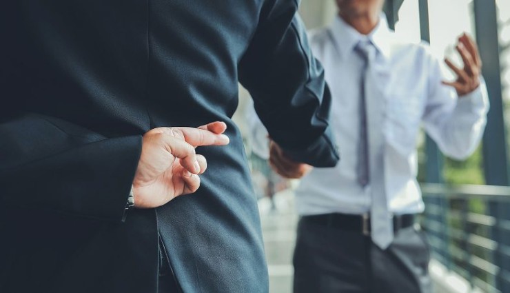 دروغ مصلحتی چیست؟ چطور بفهمیم دروغمان مصلحتی است یا نه؟