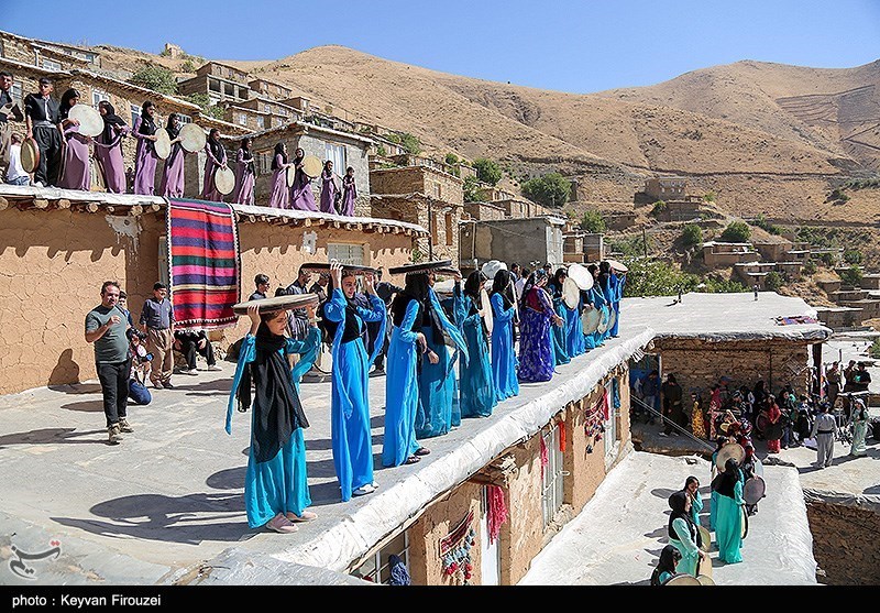 حضور هزار دف نواز در روستای هشمیز به روایت عکس- اخبار موسیقی و تجسمی - اخبار فرهنگی تسنیم 13 اجتماع بزرگ دف نوازان در کردستان