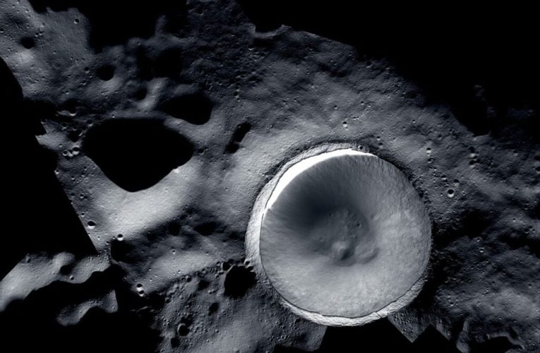 تصویر ناسا از قطب جنوب ماه، محل احتمالی فرود آرتمیس ۳ را نشان می‌دهد