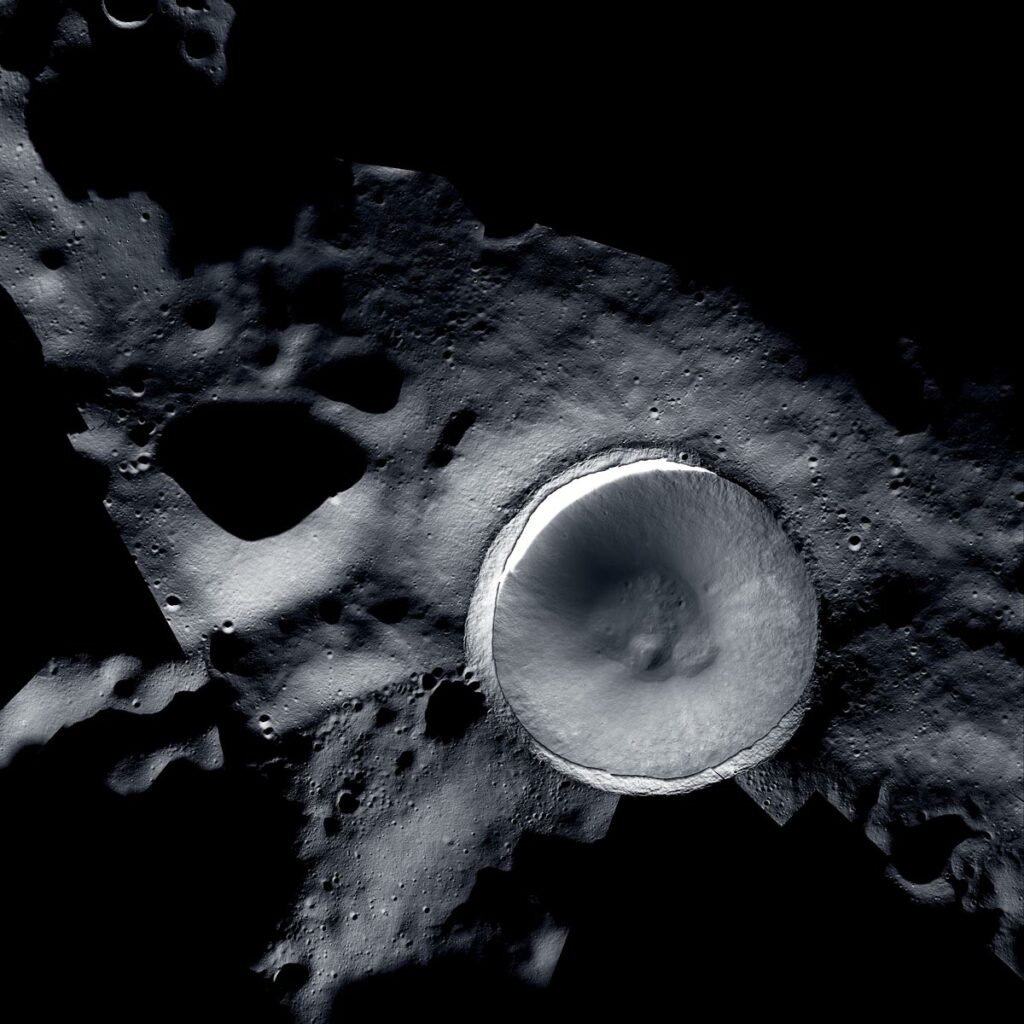 تصویر ناسا از قطب جنوب ماه، محل احتمالی فرود آرتمیس 3 را نشان می‌دهد