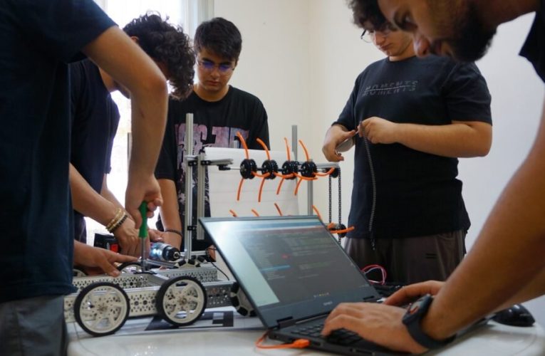 تیم رباتیک ایران با کمک‌های مردمی به مسابقات جهانی سنگاپور خواهد رفت؛ برای همدلی