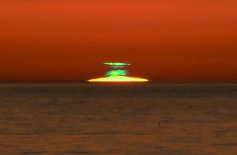 درخش سبز هنگام غروب خورشید در ۶۰ ثانیه + ویدیو