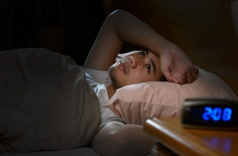 چرا خواب ناکافی می‌تواند احساس درد را در بدن ما افزایش دهد؟