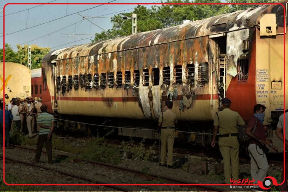 یک قطار در اوتار پرادش هند در آتش سوخت