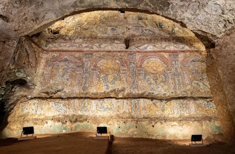 باستان‌شناسان در رم موزاییک صدفی ۲۳۰۰ ساله کشف کردند + عکس