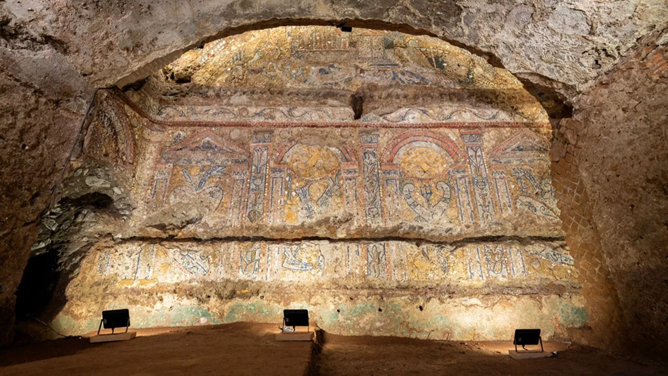 باستان‌شناسان در رم موزاییک صدفی 2300 ساله کشف کردند + عکس