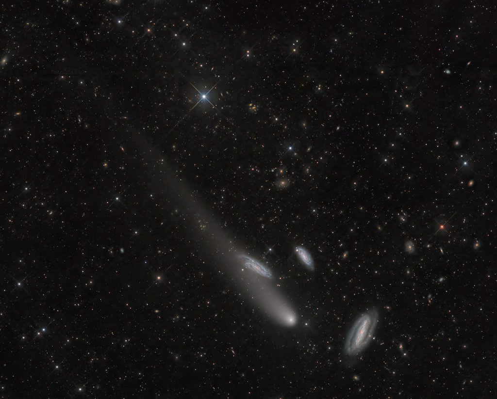 کهکشان‌های سه‌گانه درنا و یک دنباله‌دار