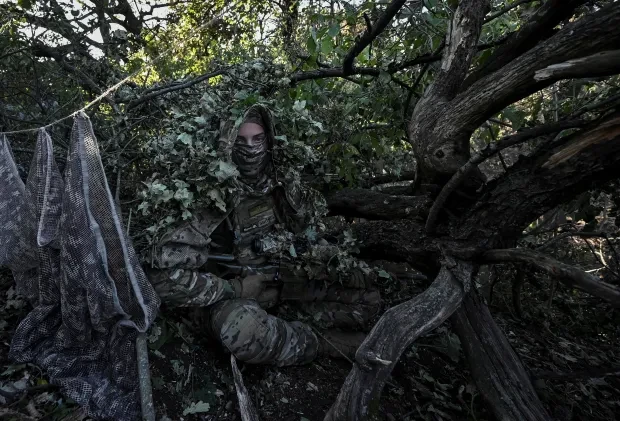 لحظه‌ی شلیک تک تیرانداز اوکراینی به یک سرباز روس از فاصله1 کیلومتری