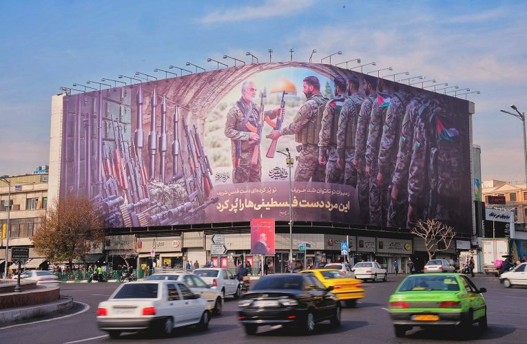 این مرد دست فلسطینی ها را پُر کرد + عکس