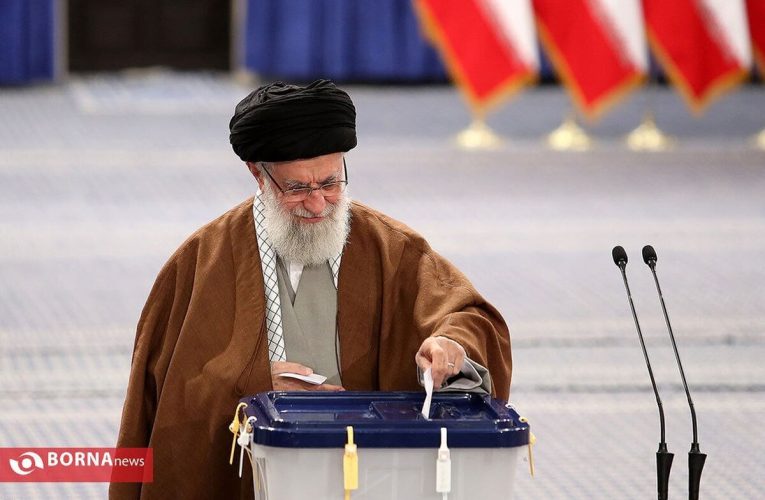 رهبر انقلاب رای خود را به صندوق‌های رای انداختند