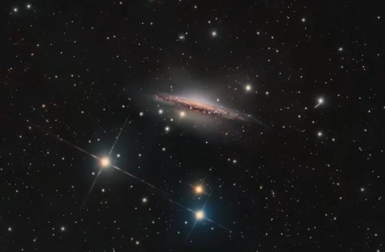 عکس روز ناسا: پرتره NGC 1055