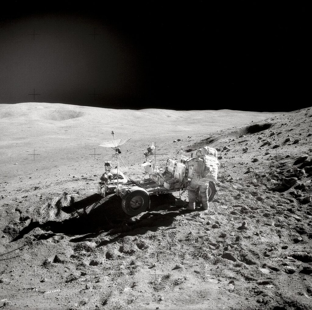 آپولو 16 بر روی ماه فرود آمد