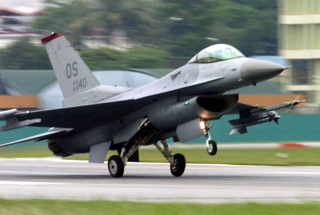 کشورهایی مانند چین قابلیت‌های دفاعی زمین به هوای خود را به میزان قابل توجهی بهبود بخشیده‌اند و در صورت وقوع درگیری بین ایالات متحده و چین، استقرار هواپیماهای سرنشین‌دار را با خطر مواجه کرده‌اند. به عنوان بخشی از بودجه سال 2025، USAF 559 میلیون دلار برای توسعه بیشتر سیستم هوایی CCA خود درخواست کرده است. در حال حاضر، یک لاکهید مارتین F-35 Lightning II 20 میلیون دلار قیمت دارد و نیروی هوایی معتقد است CCA دو سوم هزینه کمتری دارد.

با نگاهی به اینکه چگونه وسایل نقلیه هوایی بدون سرنشین (پهپادها) برای جایگزینی هواپیماهای سرنشین دار ساخته می شوند، می توان فرض کرد که جت های جنگنده نسل هفتم بدون سرنشین بوده و با استفاده از هوش مصنوعی (AI) کار می کنند.