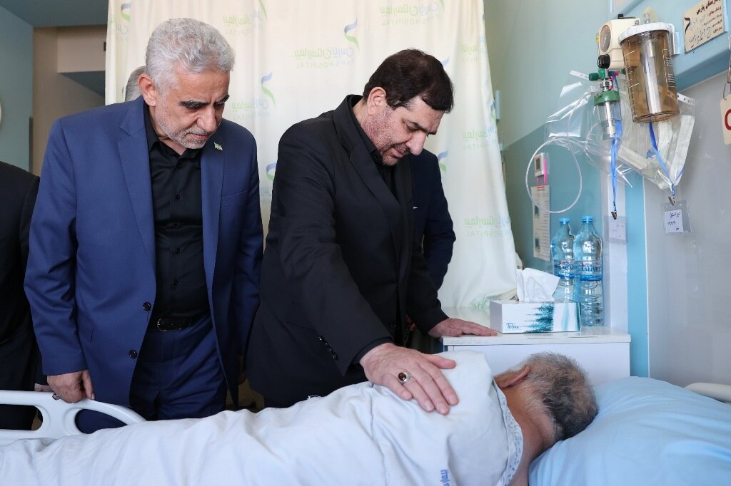 عیادت سرپرست ریاست جمهوری از آسیب دیدگان حریق بیمارستان قائم - خبرگزاری مهر | اخبار ایران و جهان