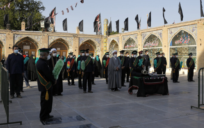 سیاه پوشان و چهارپایه خوانی از آیین های سنتی عزاداری مردم قزوین در محرم سیاه پوشان و چهارپایه خوانی از آیین های سنتی عزاداری مردم قزوین در محرم