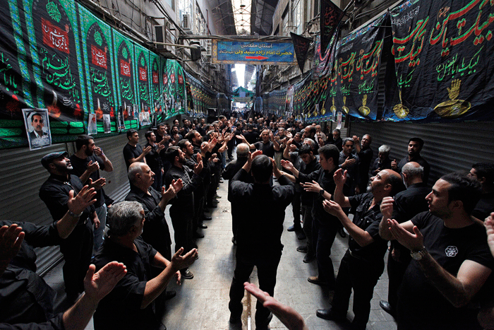 سیاه پوشان و چهارپایه خوانی از آیین های سنتی عزاداری مردم قزوین در محرم 