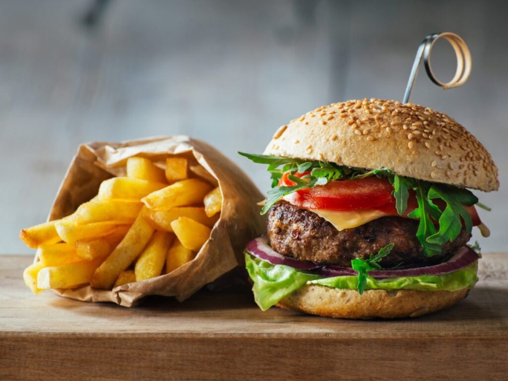 چرا خوردن دو همبرگر بهتر از خوردن یک همبرگر با سیب‌زمینی است؟