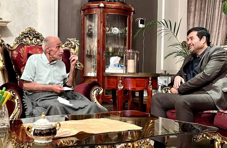 وزیر ورزش از پیشکسوت فوتبال ایران عیادت کرد_تاشکن