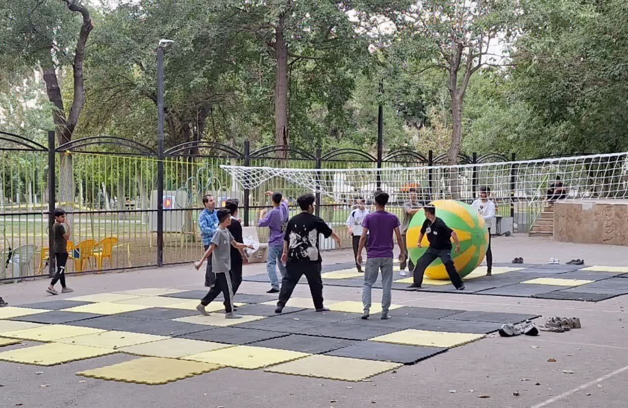 شهرداری قزوین در برگزاری برنامه های هفته فرهنگی یکه و تنها بود شهرداری قزوین در برگزاری برنامه های هفته فرهنگی یکه و تنها بود