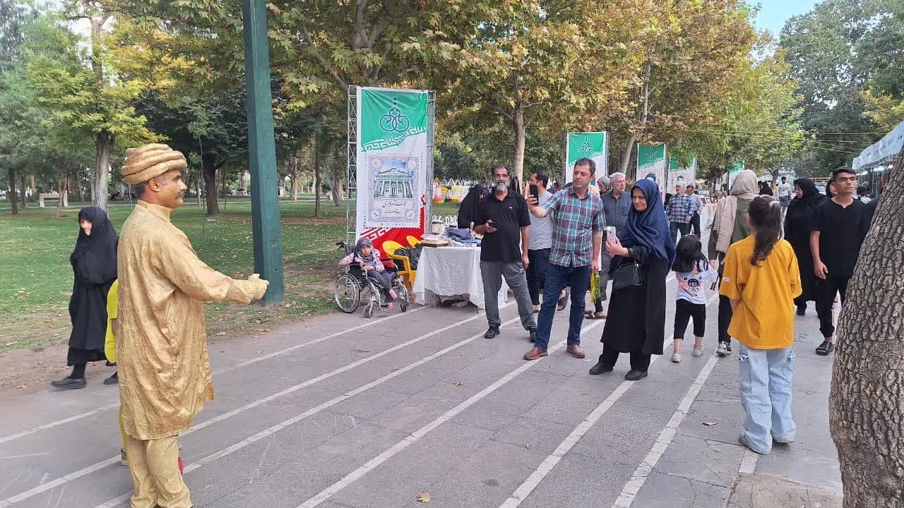 شهرداری قزوین در برگزاری برنامه های هفته فرهنگی یکه و تنها بود شهرداری قزوین در برگزاری برنامه های هفته فرهنگی یکه و تنها بود