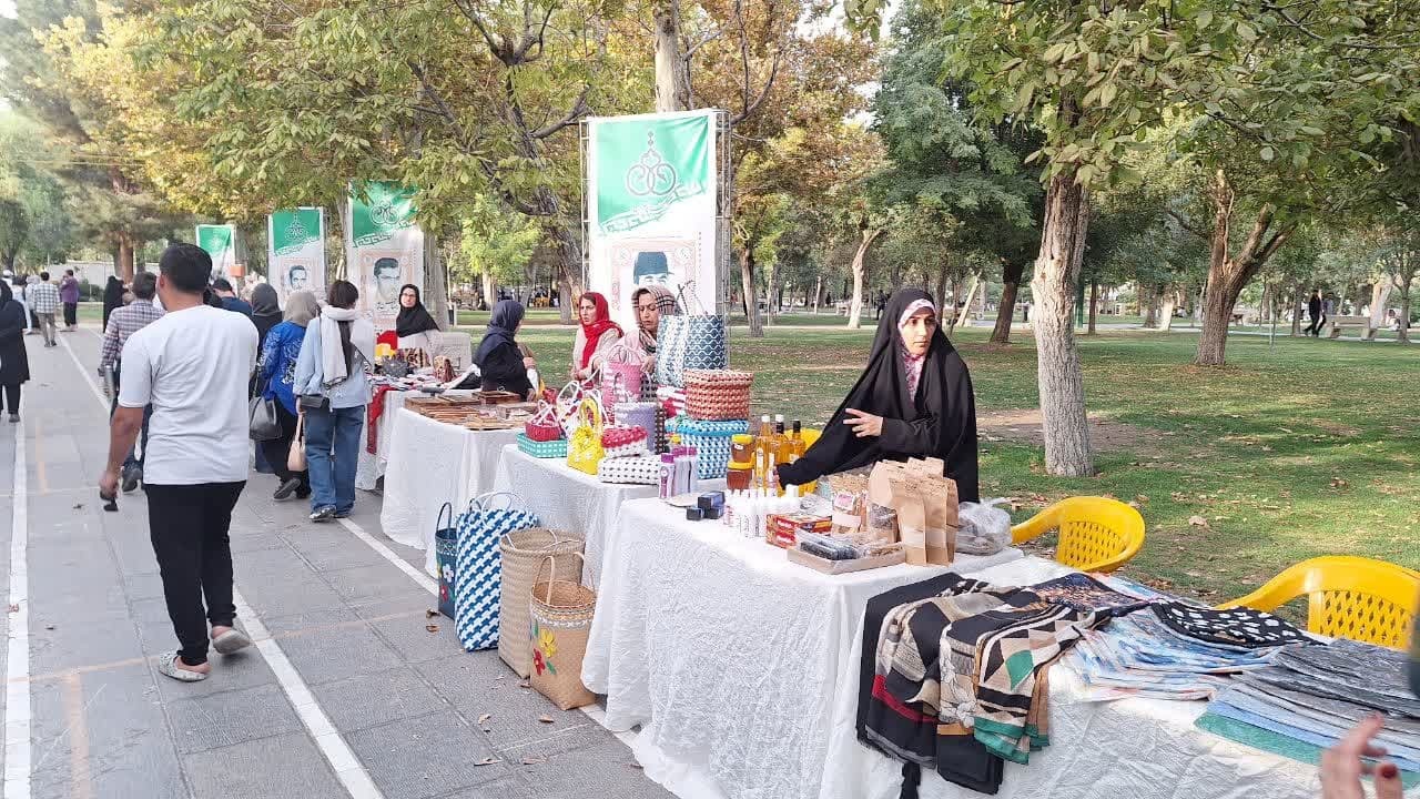 شهرداری قزوین در برگزاری برنامه های هفته فرهنگی یکه و تنها بود شهرداری قزوین در برگزاری برنامه های هفته فرهنگی یکه و تنها بود