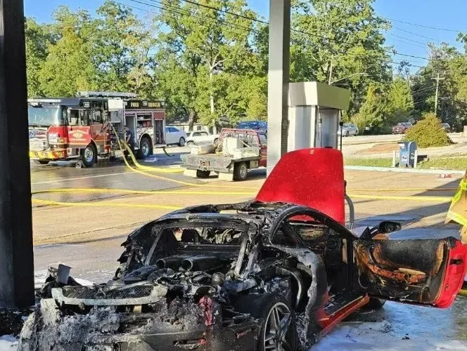 یک فراری F430‌ زمان سوخت‌گیری در تنسی آتش گرفت_تاشکن