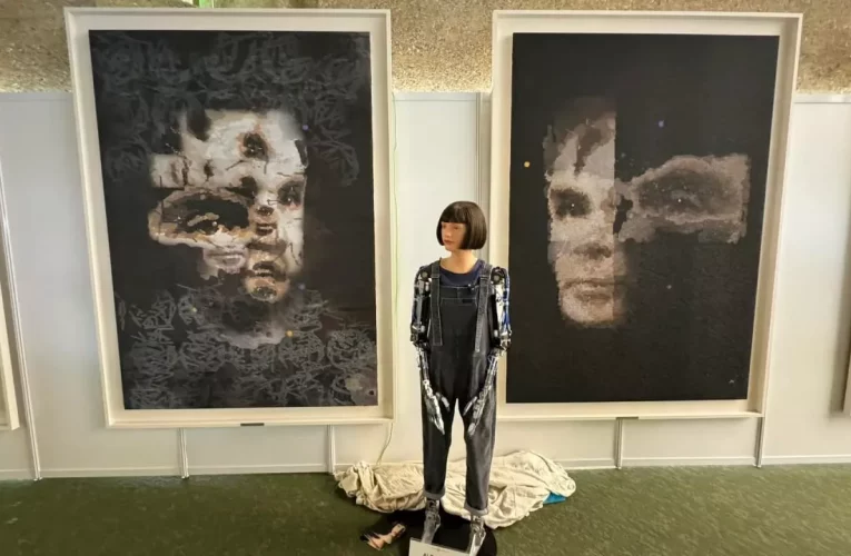 اولین تاثییر هنری خلق شده توسط ربات انسان‌نما به قیمت ۱.۳۲ میلیون دلار به فروش رسید [تماشا کنید]_تاشکن