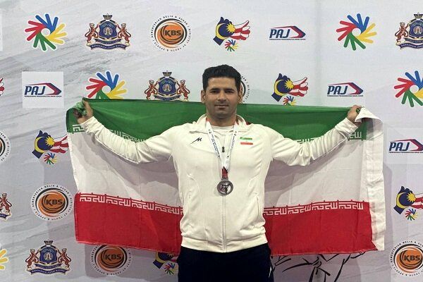 مدال نقره جهان بر گردن حسین تبرته فراهانی در کاراته ناشنوایان جهان_تاشکن