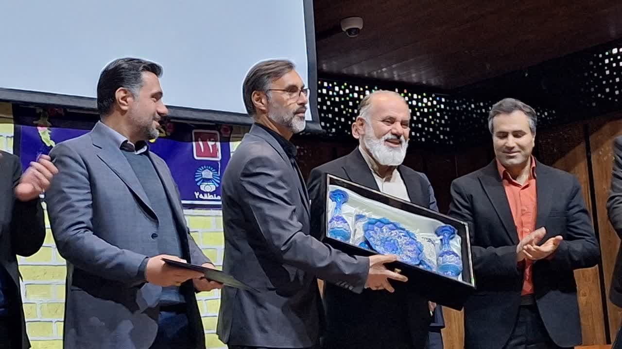در جشنواره فعالان صنعت ورزش استان قزوین از خبرگزاری برنا تجلیل شد در جشنواره فعالان صنعت ورزش استان قزوین از خبرگزاری برنا تجلیل شد