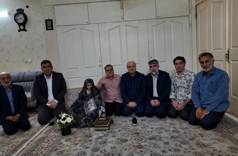 دیدار معاون گسترش مدیریت و منبع های با خانواده شهید ابدالی_تاشکن